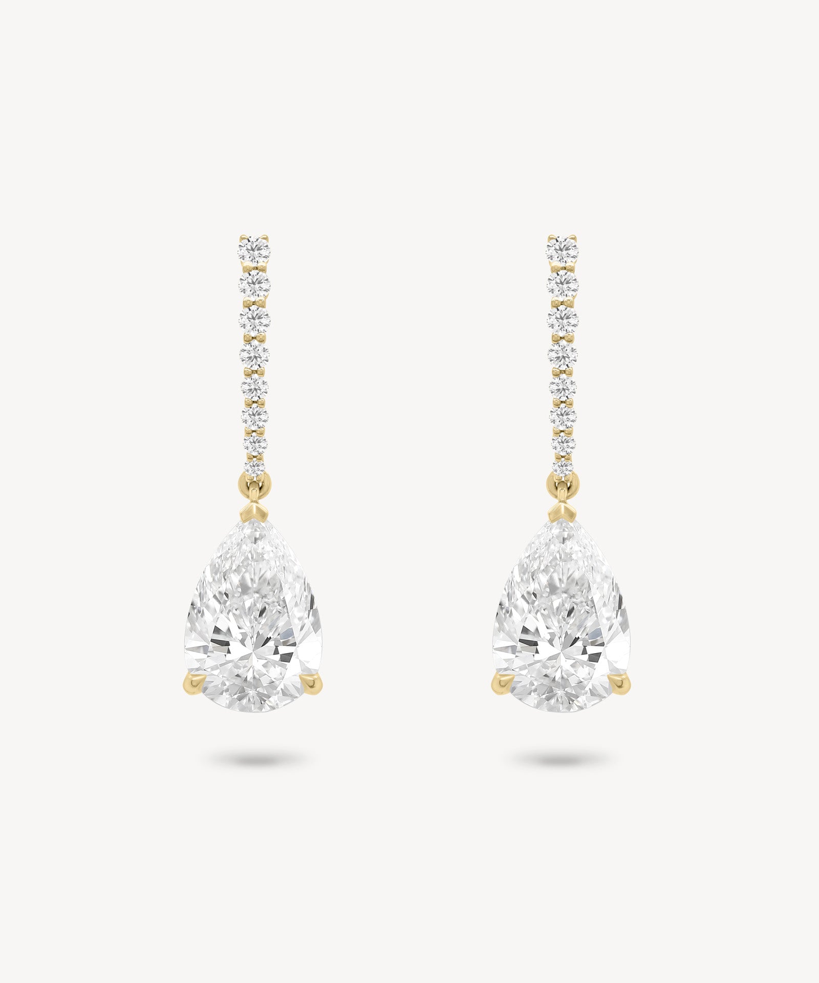 Pear cut diamond drop earring in yellow gold