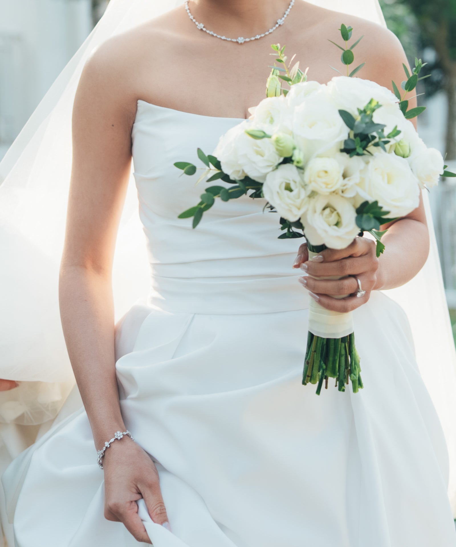 Flower diamond station necklace worn by a bride with a matching bracelet, in white gold – tinxx jewelry