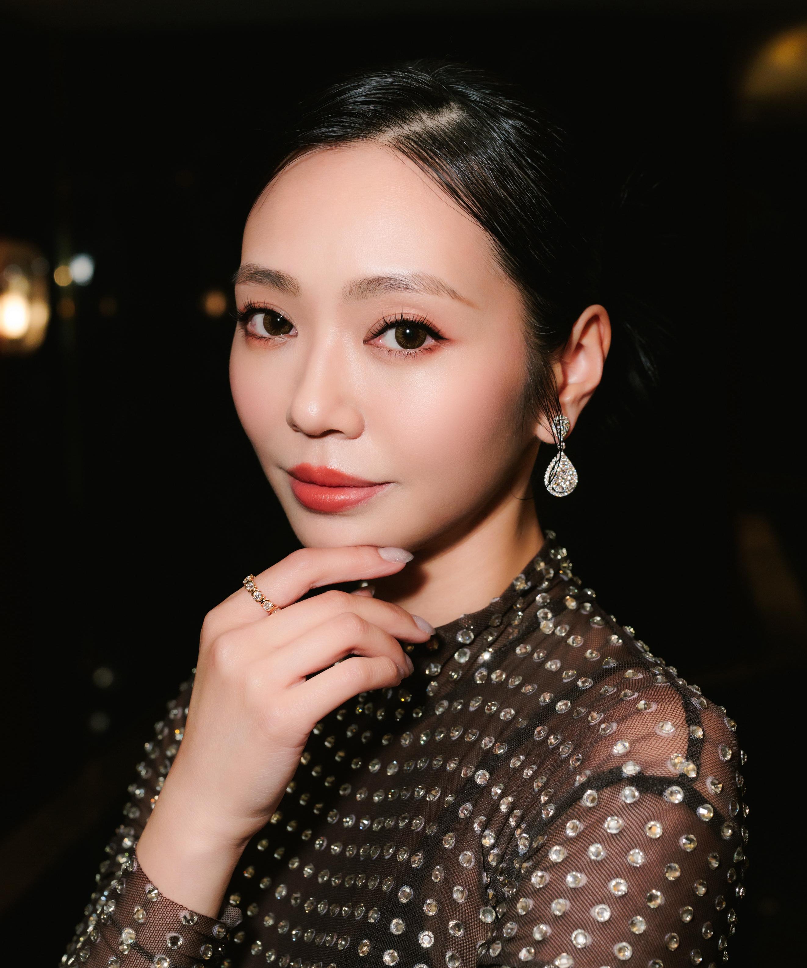 Cindy Wong wearing the tinxx jewelry XOXO ring with a blurred background