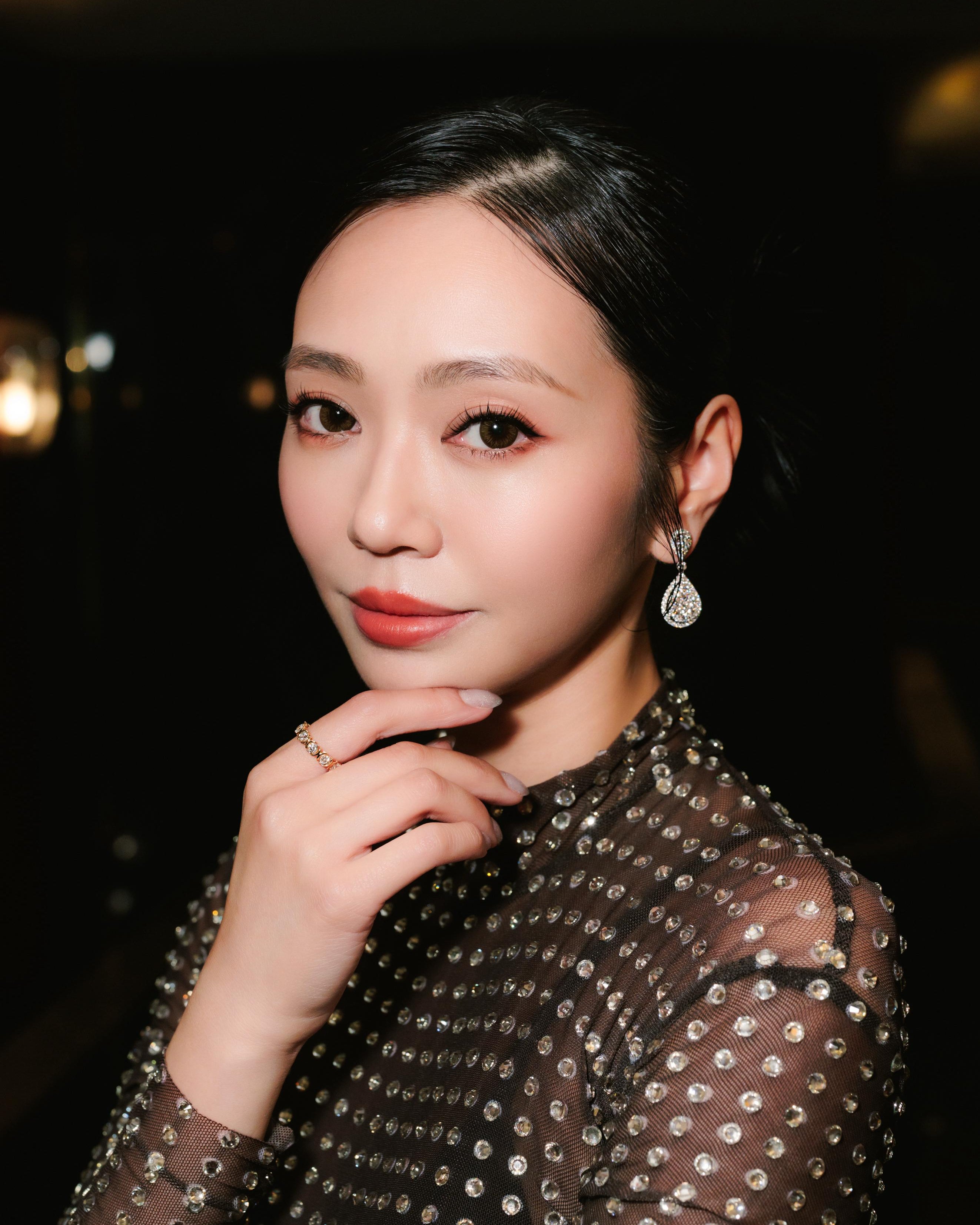 Cindy Wong wearing the tinxx jewelry XOXO ring with a blurred background