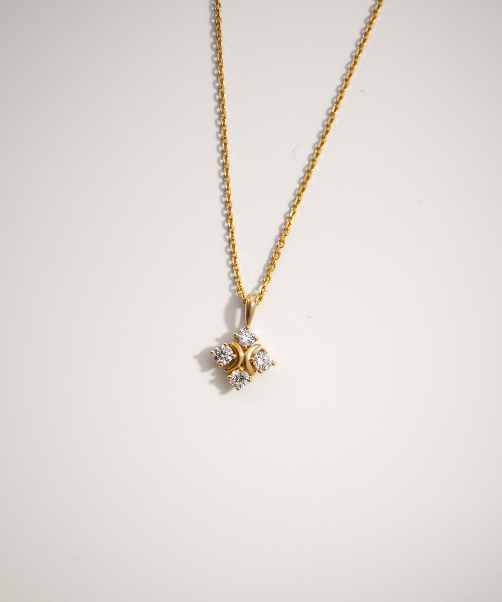 XO diamond pendant in yellow gold