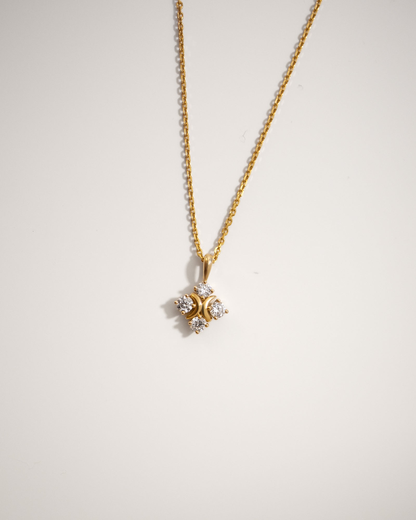 XO diamond pendant in yellow gold